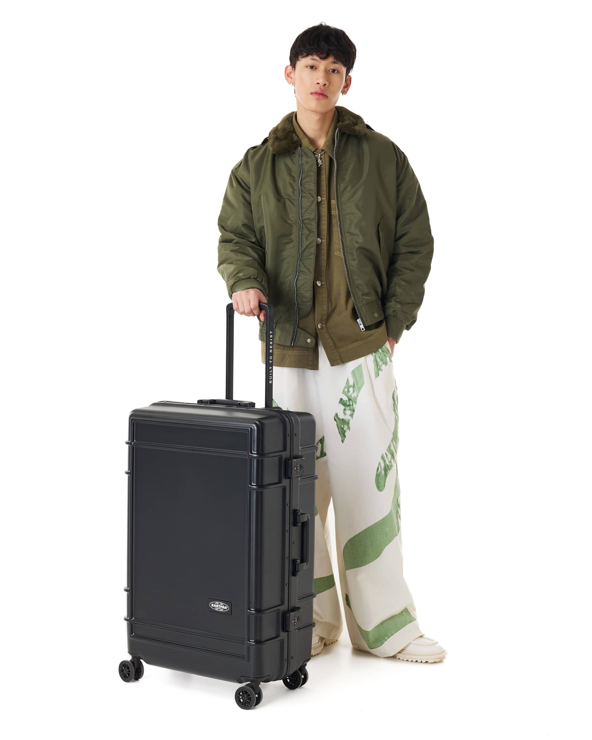 RESISTR CASE L BLACK | Eastpak