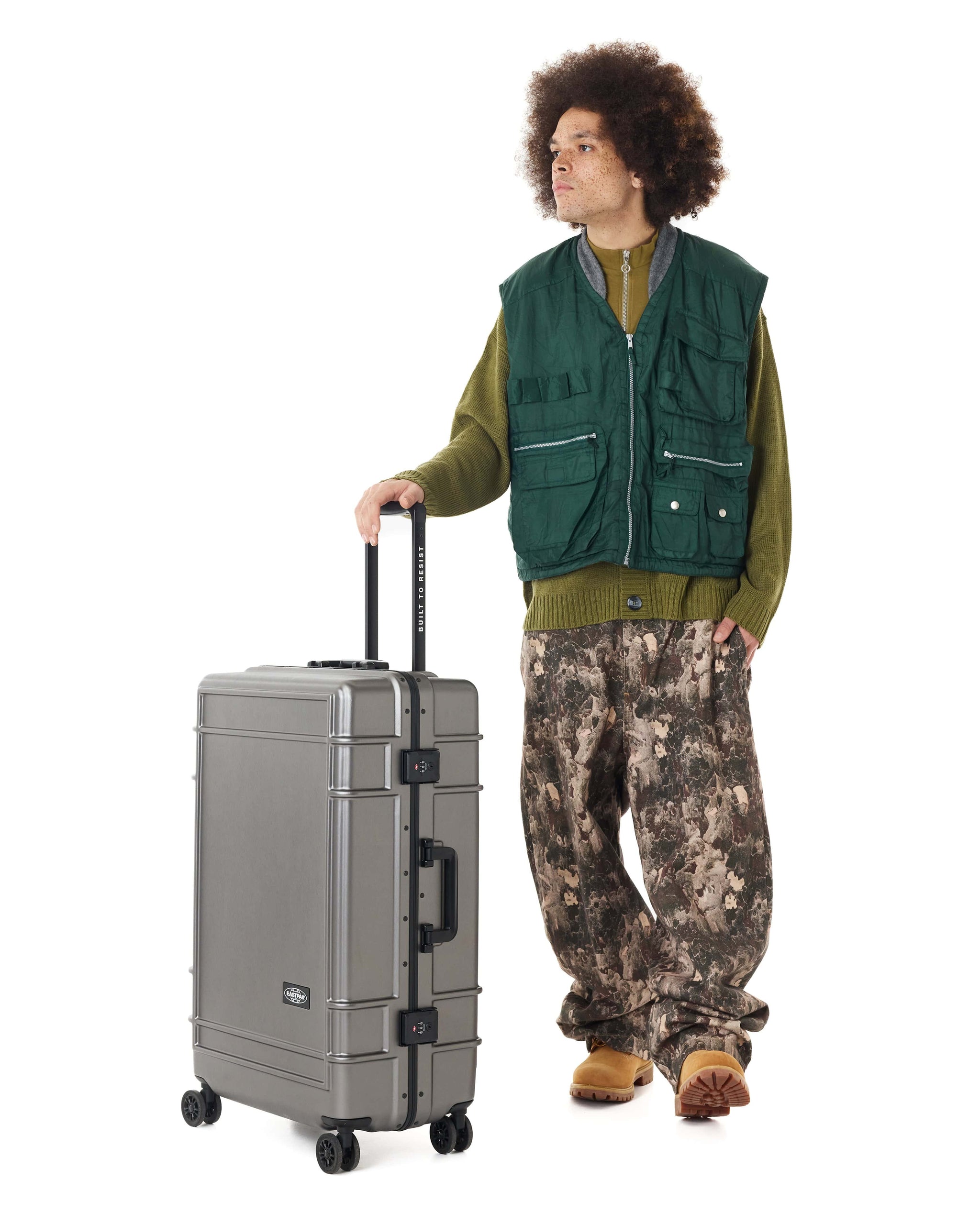 RESIST'R CASE L BRUSHED METAL | Eastpak