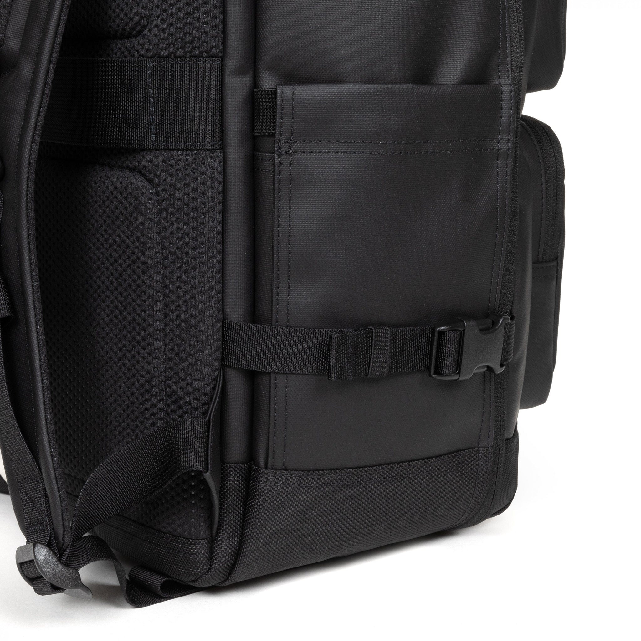 TECUM CABIN CNNCT TOP BLACK | Eastpak