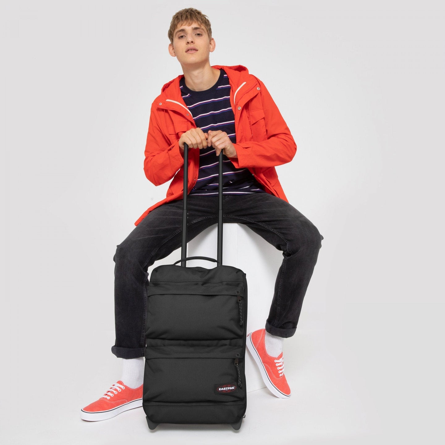 man using Double Tranverz S Black suitcase